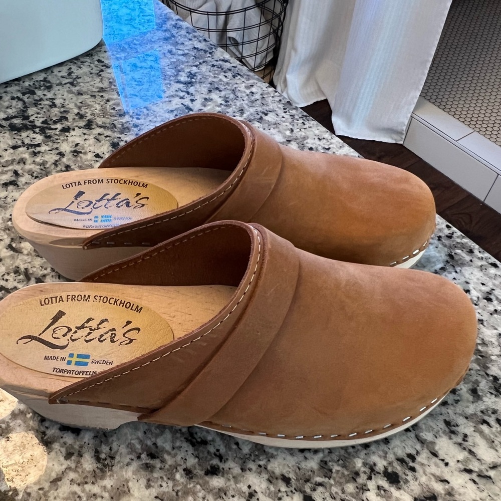 Lotta’s size 38 tan clog, never worn